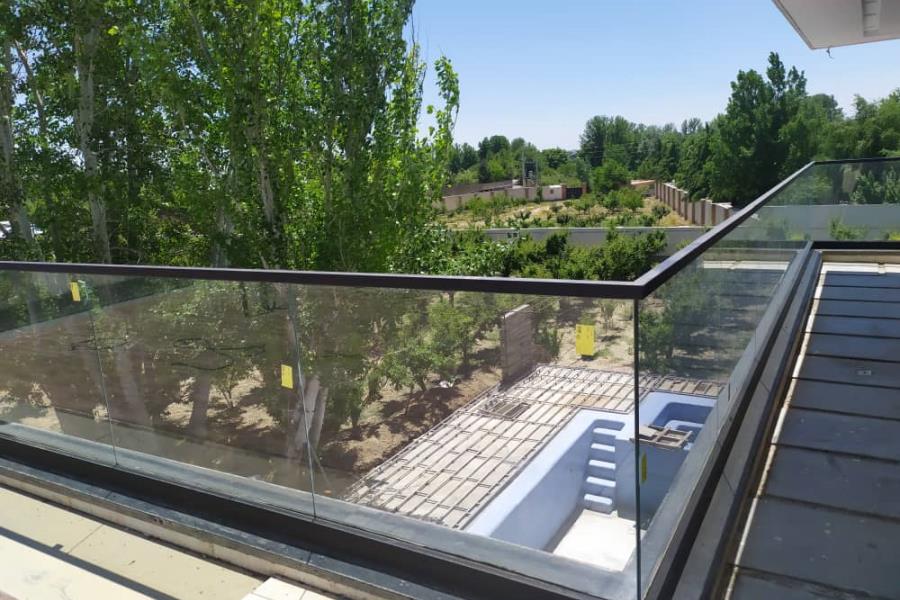 جان پناه شیشه ای با پایه گوه ای